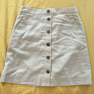 Linen skirt with buttons and pockets